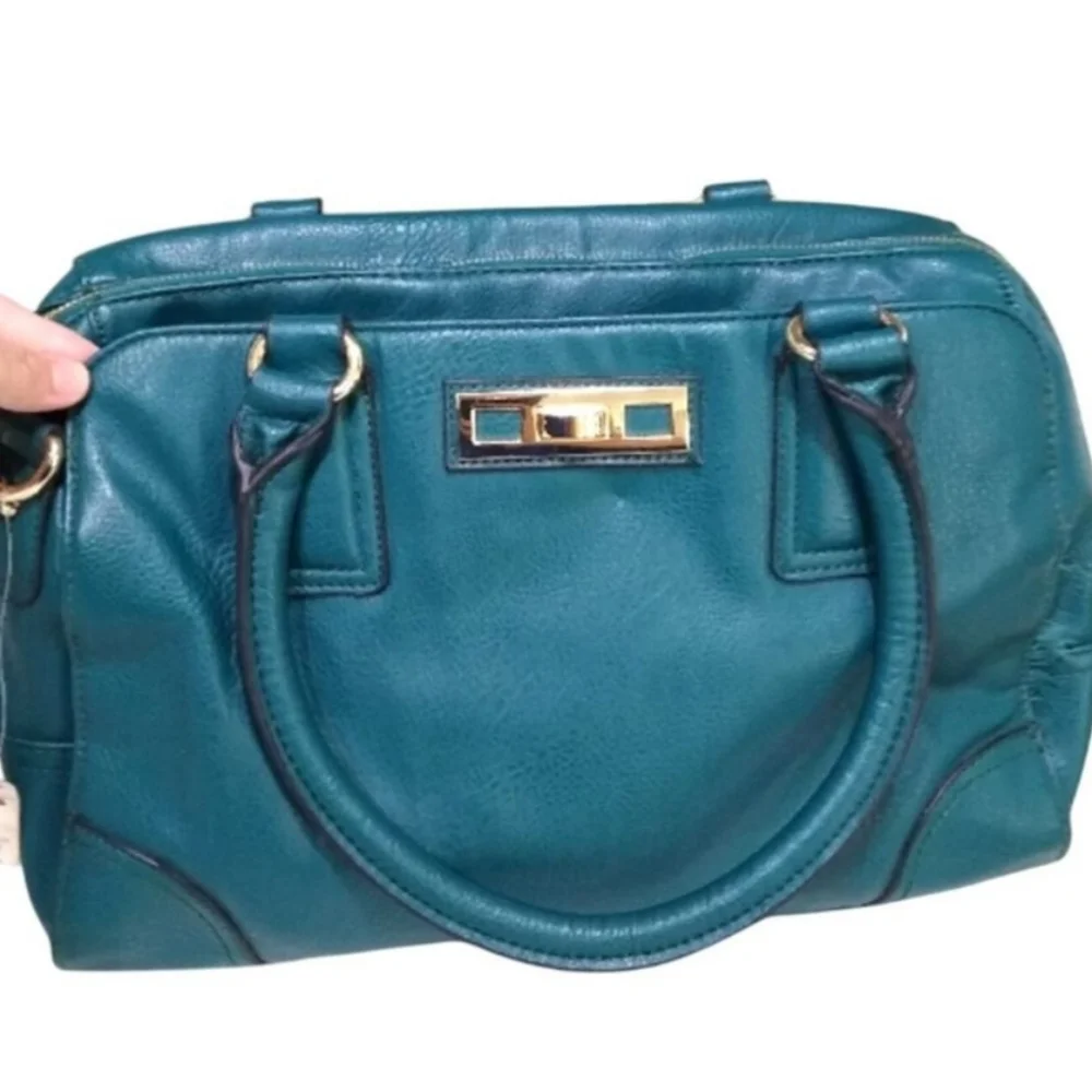 NWT APT Green Leather Shoulder Bag with Gold Hardware